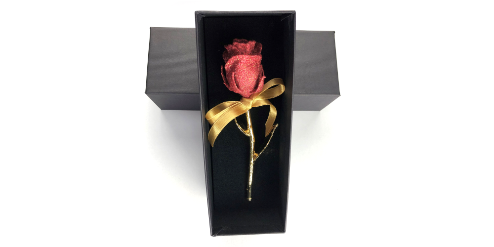 Echte roos, verguld in puur goud en versierd met echt robijnpoeder in een prachtige box